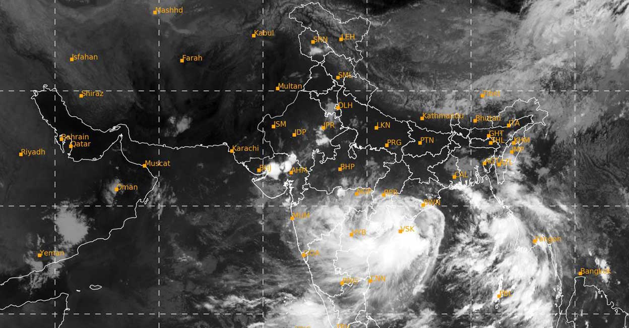 Heavy rain lashes Kerala, yellow alert in 11 districts