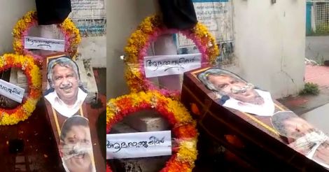 'Coffins' for Chennithala, Chandy outside DCC office | Chandy coffin