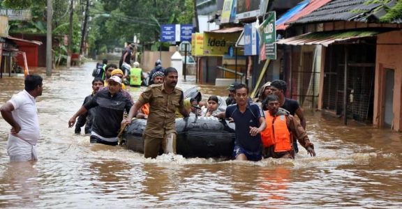 Activists battle treacherous conditions to rescue animals | Kerala floods  2018 | Kerala rains | Monsoon | Flood | Chengannur flood | Aluva flood |  Rescue operations | Kerala Rescue | Kerala relief works