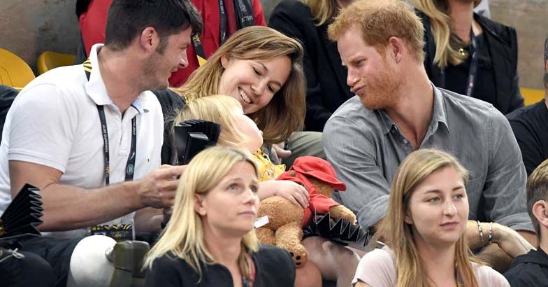 Will you dare to steal prince Harry's popcorn? This little girl did | Video Will you dare to steal prince Harry's popcorn? This little girl did | Video