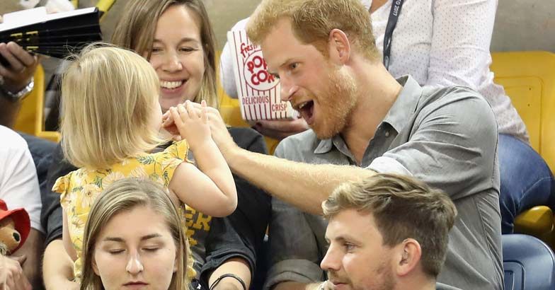 Will you dare to steal prince Harry's popcorn? This little girl did | Video Will you dare to steal prince Harry's popcorn? This little girl did | Video