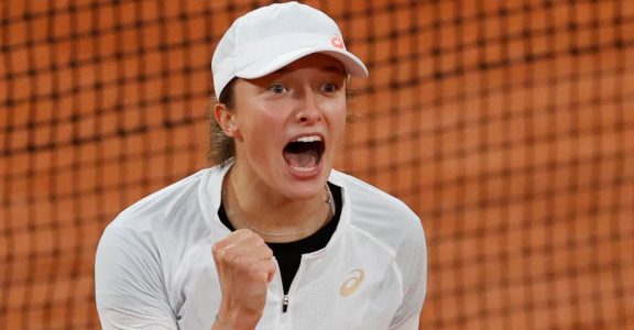 French Open: Polish teenager Swiatek knocks out top seed Haelp
