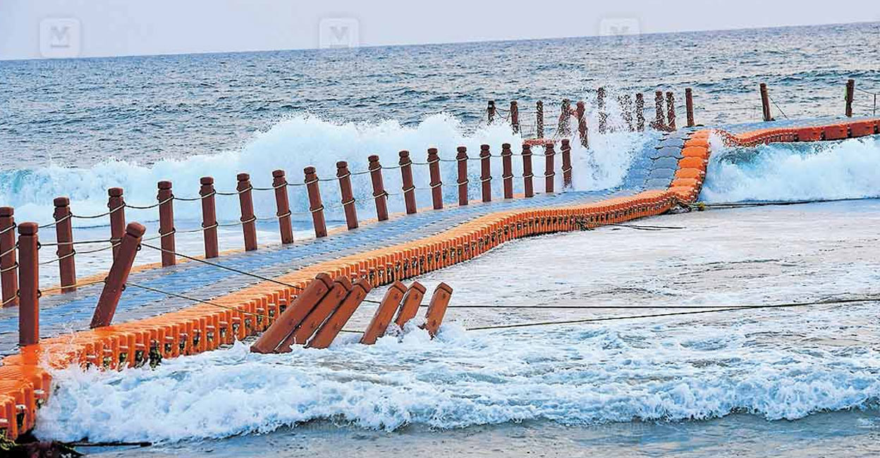 How did the floating bridge at Varkala collapse?
